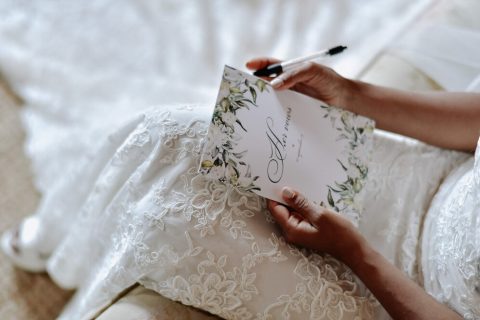 mariee-ecrit-voeux-mariage-symboles-du-jour-du-mariage_8353-10864